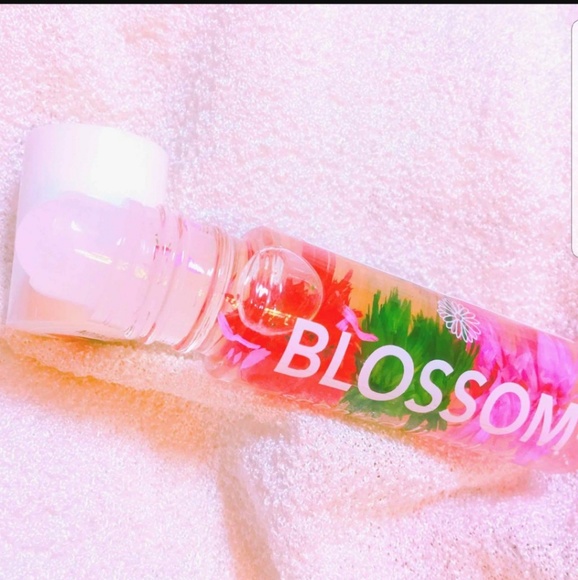 STRAWBERRY Blossom Scented Lip Gloss NWT - Picture 6 of 7
